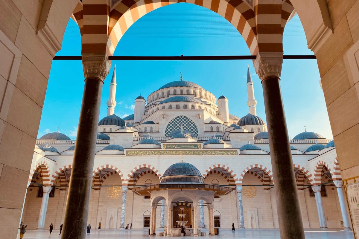El impresionante interior de la Mezquita Azul, un imprescindible que ver en Estambul Visitar la Mezquita Azul | Qué hacer en Estambul