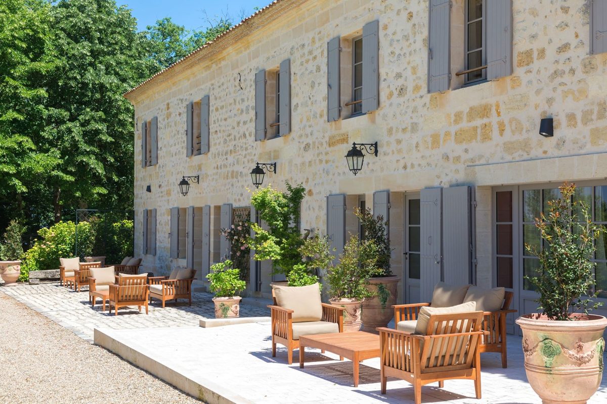 Château Troplong Mondot: Elegancia y Tradición Vinícola Château Troplong Mondot con viñedos en su entorno